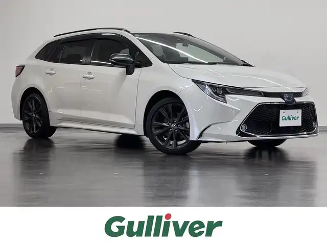 トヨタ カローラツーリング ハイブリッド ダブルバイビー 三重県 2020(令2)年 5.4万km プラチナホワイトパールマイカ ハイブリッド/FF/フロアCVT/【OP】純正 9インチ ディスプレイオーディオ/（AM/FM/USB/iPod/Bluetooth/Miracast/CarPlay/AndroidAuto）/バックカメラ/【DOP】プレミアムサウンド8chスピーカー＆ダブルツィーターシステム/ドライブレコーダー 前後/ビルトイン ETC/Toyota Safety Sense/●プリクラッシュセーフティ/●レーントレーシングアシスト/●レーダークルコン（全車速追従機能付）/●オートハイビーム/●ロードサインアシスト/・【OP】ブラインドスポットモニター＋リヤクロストラフィックアラート/・パーキングサポートブレーキ（静止物・後方接近車両*）/・先行車発進告知機能/など/装備/・【OP】ルーフレール（ダークグレーM塗装）/・【OP】ハーフレザーシート（合皮＋レザテック）/・【OP】アクセサリーコンセント（AC100V・1500W/コンセント2個、非常時給電システム付）/・【OP】おくだけ充電/・オートエアコン/・オートライト/・LED ヘッドランプ＋フロントフォグランプ/・電子パーキングブレーキ＆ブレーキホールド/・プッシュスタート/・スマートキーx2/など