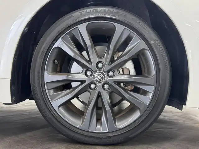 トヨタ カローラツーリング ハイブリッド ダブルバイビー 三重県 2020(令2)年 5.4万km プラチナホワイトパールマイカ ハイブリッド/FF/フロアCVT/【OP】純正 9インチ ディスプレイオーディオ/（AM/FM/USB/iPod/Bluetooth/Miracast/CarPlay/AndroidAuto）/バックカメラ/【DOP】プレミアムサウンド8chスピーカー＆ダブルツィーターシステム/ドライブレコーダー 前後/ビルトイン ETC/Toyota Safety Sense/●プリクラッシュセーフティ/●レーントレーシングアシスト/●レーダークルコン（全車速追従機能付）/●オートハイビーム/●ロードサインアシスト/・【OP】ブラインドスポットモニター＋リヤクロストラフィックアラート/・パーキングサポートブレーキ（静止物・後方接近車両*）/・先行車発進告知機能/など/装備/・【OP】ルーフレール（ダークグレーM塗装）/・【OP】ハーフレザーシート（合皮＋レザテック）/・【OP】アクセサリーコンセント（AC100V・1500W/コンセント2個、非常時給電システム付）/・【OP】おくだけ充電/・オートエアコン/・オートライト/・LED ヘッドランプ＋フロントフォグランプ/・電子パーキングブレーキ＆ブレーキホールド/・プッシュスタート/・スマートキーx2/など