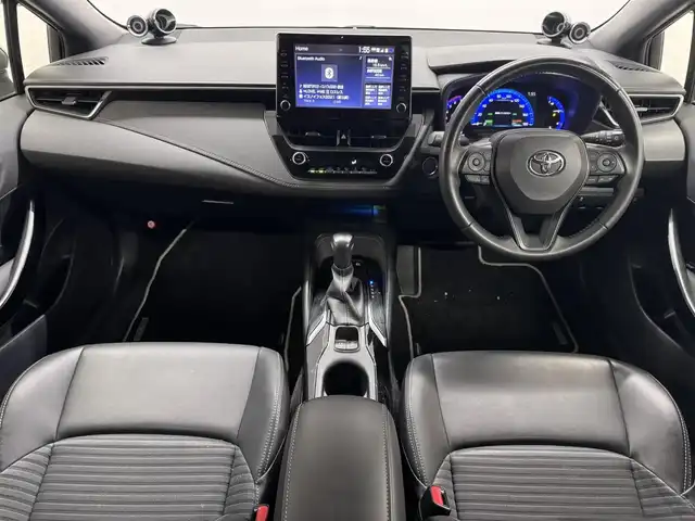 トヨタ カローラツーリング ハイブリッド ダブルバイビー 三重県 2020(令2)年 5.4万km プラチナホワイトパールマイカ ハイブリッド/FF/フロアCVT/【OP】純正 9インチ ディスプレイオーディオ/（AM/FM/USB/iPod/Bluetooth/Miracast/CarPlay/AndroidAuto）/バックカメラ/【DOP】プレミアムサウンド8chスピーカー＆ダブルツィーターシステム/ドライブレコーダー 前後/ビルトイン ETC/Toyota Safety Sense/●プリクラッシュセーフティ/●レーントレーシングアシスト/●レーダークルコン（全車速追従機能付）/●オートハイビーム/●ロードサインアシスト/・【OP】ブラインドスポットモニター＋リヤクロストラフィックアラート/・パーキングサポートブレーキ（静止物・後方接近車両*）/・先行車発進告知機能/など/装備/・【OP】ルーフレール（ダークグレーM塗装）/・【OP】ハーフレザーシート（合皮＋レザテック）/・【OP】アクセサリーコンセント（AC100V・1500W/コンセント2個、非常時給電システム付）/・【OP】おくだけ充電/・オートエアコン/・オートライト/・LED ヘッドランプ＋フロントフォグランプ/・電子パーキングブレーキ＆ブレーキホールド/・プッシュスタート/・スマートキーx2/など