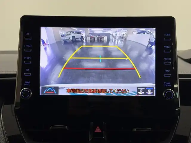 トヨタ カローラツーリング ハイブリッド ダブルバイビー 三重県 2020(令2)年 5.4万km プラチナホワイトパールマイカ ハイブリッド/FF/フロアCVT/【OP】純正 9インチ ディスプレイオーディオ/（AM/FM/USB/iPod/Bluetooth/Miracast/CarPlay/AndroidAuto）/バックカメラ/【DOP】プレミアムサウンド8chスピーカー＆ダブルツィーターシステム/ドライブレコーダー 前後/ビルトイン ETC/Toyota Safety Sense/●プリクラッシュセーフティ/●レーントレーシングアシスト/●レーダークルコン（全車速追従機能付）/●オートハイビーム/●ロードサインアシスト/・【OP】ブラインドスポットモニター＋リヤクロストラフィックアラート/・パーキングサポートブレーキ（静止物・後方接近車両*）/・先行車発進告知機能/など/装備/・【OP】ルーフレール（ダークグレーM塗装）/・【OP】ハーフレザーシート（合皮＋レザテック）/・【OP】アクセサリーコンセント（AC100V・1500W/コンセント2個、非常時給電システム付）/・【OP】おくだけ充電/・オートエアコン/・オートライト/・LED ヘッドランプ＋フロントフォグランプ/・電子パーキングブレーキ＆ブレーキホールド/・プッシュスタート/・スマートキーx2/など