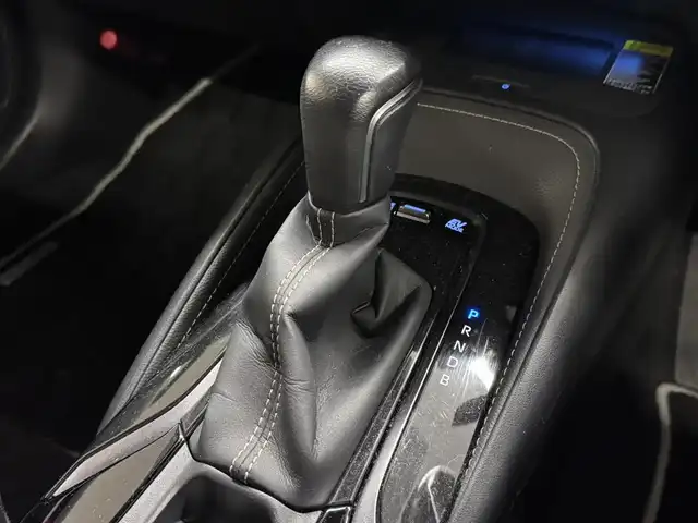 トヨタ カローラツーリング ハイブリッド ダブルバイビー 三重県 2020(令2)年 5.4万km プラチナホワイトパールマイカ ハイブリッド/FF/フロアCVT/【OP】純正 9インチ ディスプレイオーディオ/（AM/FM/USB/iPod/Bluetooth/Miracast/CarPlay/AndroidAuto）/バックカメラ/【DOP】プレミアムサウンド8chスピーカー＆ダブルツィーターシステム/ドライブレコーダー 前後/ビルトイン ETC/Toyota Safety Sense/●プリクラッシュセーフティ/●レーントレーシングアシスト/●レーダークルコン（全車速追従機能付）/●オートハイビーム/●ロードサインアシスト/・【OP】ブラインドスポットモニター＋リヤクロストラフィックアラート/・パーキングサポートブレーキ（静止物・後方接近車両*）/・先行車発進告知機能/など/装備/・【OP】ルーフレール（ダークグレーM塗装）/・【OP】ハーフレザーシート（合皮＋レザテック）/・【OP】アクセサリーコンセント（AC100V・1500W/コンセント2個、非常時給電システム付）/・【OP】おくだけ充電/・オートエアコン/・オートライト/・LED ヘッドランプ＋フロントフォグランプ/・電子パーキングブレーキ＆ブレーキホールド/・プッシュスタート/・スマートキーx2/など