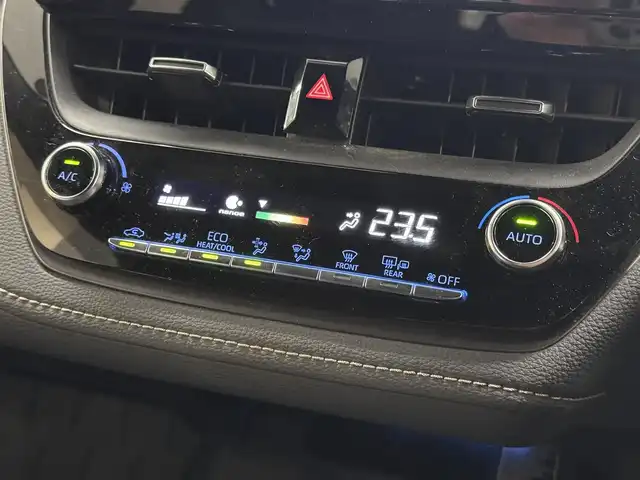 トヨタ カローラツーリング ハイブリッド ダブルバイビー 三重県 2020(令2)年 5.4万km プラチナホワイトパールマイカ ハイブリッド/FF/フロアCVT/【OP】純正 9インチ ディスプレイオーディオ/（AM/FM/USB/iPod/Bluetooth/Miracast/CarPlay/AndroidAuto）/バックカメラ/【DOP】プレミアムサウンド8chスピーカー＆ダブルツィーターシステム/ドライブレコーダー 前後/ビルトイン ETC/Toyota Safety Sense/●プリクラッシュセーフティ/●レーントレーシングアシスト/●レーダークルコン（全車速追従機能付）/●オートハイビーム/●ロードサインアシスト/・【OP】ブラインドスポットモニター＋リヤクロストラフィックアラート/・パーキングサポートブレーキ（静止物・後方接近車両*）/・先行車発進告知機能/など/装備/・【OP】ルーフレール（ダークグレーM塗装）/・【OP】ハーフレザーシート（合皮＋レザテック）/・【OP】アクセサリーコンセント（AC100V・1500W/コンセント2個、非常時給電システム付）/・【OP】おくだけ充電/・オートエアコン/・オートライト/・LED ヘッドランプ＋フロントフォグランプ/・電子パーキングブレーキ＆ブレーキホールド/・プッシュスタート/・スマートキーx2/など