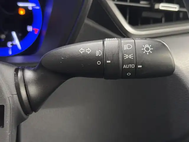 トヨタ カローラツーリング ハイブリッド ダブルバイビー 三重県 2020(令2)年 5.4万km プラチナホワイトパールマイカ ハイブリッド/FF/フロアCVT/【OP】純正 9インチ ディスプレイオーディオ/（AM/FM/USB/iPod/Bluetooth/Miracast/CarPlay/AndroidAuto）/バックカメラ/【DOP】プレミアムサウンド8chスピーカー＆ダブルツィーターシステム/ドライブレコーダー 前後/ビルトイン ETC/Toyota Safety Sense/●プリクラッシュセーフティ/●レーントレーシングアシスト/●レーダークルコン（全車速追従機能付）/●オートハイビーム/●ロードサインアシスト/・【OP】ブラインドスポットモニター＋リヤクロストラフィックアラート/・パーキングサポートブレーキ（静止物・後方接近車両*）/・先行車発進告知機能/など/装備/・【OP】ルーフレール（ダークグレーM塗装）/・【OP】ハーフレザーシート（合皮＋レザテック）/・【OP】アクセサリーコンセント（AC100V・1500W/コンセント2個、非常時給電システム付）/・【OP】おくだけ充電/・オートエアコン/・オートライト/・LED ヘッドランプ＋フロントフォグランプ/・電子パーキングブレーキ＆ブレーキホールド/・プッシュスタート/・スマートキーx2/など