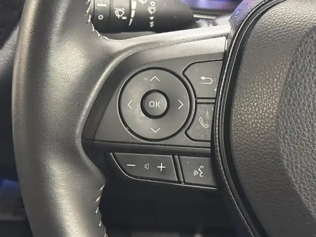 トヨタ カローラツーリング ハイブリッド ダブルバイビー 三重県 2020(令2)年 5.4万km プラチナホワイトパールマイカ ハイブリッド/FF/フロアCVT/【OP】純正 9インチ ディスプレイオーディオ/（AM/FM/USB/iPod/Bluetooth/Miracast/CarPlay/AndroidAuto）/バックカメラ/【DOP】プレミアムサウンド8chスピーカー＆ダブルツィーターシステム/ドライブレコーダー 前後/ビルトイン ETC/Toyota Safety Sense/●プリクラッシュセーフティ/●レーントレーシングアシスト/●レーダークルコン（全車速追従機能付）/●オートハイビーム/●ロードサインアシスト/・【OP】ブラインドスポットモニター＋リヤクロストラフィックアラート/・パーキングサポートブレーキ（静止物・後方接近車両*）/・先行車発進告知機能/など/装備/・【OP】ルーフレール（ダークグレーM塗装）/・【OP】ハーフレザーシート（合皮＋レザテック）/・【OP】アクセサリーコンセント（AC100V・1500W/コンセント2個、非常時給電システム付）/・【OP】おくだけ充電/・オートエアコン/・オートライト/・LED ヘッドランプ＋フロントフォグランプ/・電子パーキングブレーキ＆ブレーキホールド/・プッシュスタート/・スマートキーx2/など