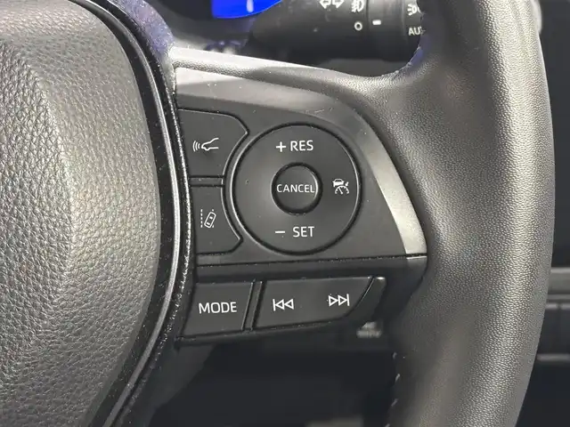 トヨタ カローラツーリング ハイブリッド ダブルバイビー 三重県 2020(令2)年 5.4万km プラチナホワイトパールマイカ ハイブリッド/FF/フロアCVT/【OP】純正 9インチ ディスプレイオーディオ/（AM/FM/USB/iPod/Bluetooth/Miracast/CarPlay/AndroidAuto）/バックカメラ/【DOP】プレミアムサウンド8chスピーカー＆ダブルツィーターシステム/ドライブレコーダー 前後/ビルトイン ETC/Toyota Safety Sense/●プリクラッシュセーフティ/●レーントレーシングアシスト/●レーダークルコン（全車速追従機能付）/●オートハイビーム/●ロードサインアシスト/・【OP】ブラインドスポットモニター＋リヤクロストラフィックアラート/・パーキングサポートブレーキ（静止物・後方接近車両*）/・先行車発進告知機能/など/装備/・【OP】ルーフレール（ダークグレーM塗装）/・【OP】ハーフレザーシート（合皮＋レザテック）/・【OP】アクセサリーコンセント（AC100V・1500W/コンセント2個、非常時給電システム付）/・【OP】おくだけ充電/・オートエアコン/・オートライト/・LED ヘッドランプ＋フロントフォグランプ/・電子パーキングブレーキ＆ブレーキホールド/・プッシュスタート/・スマートキーx2/など