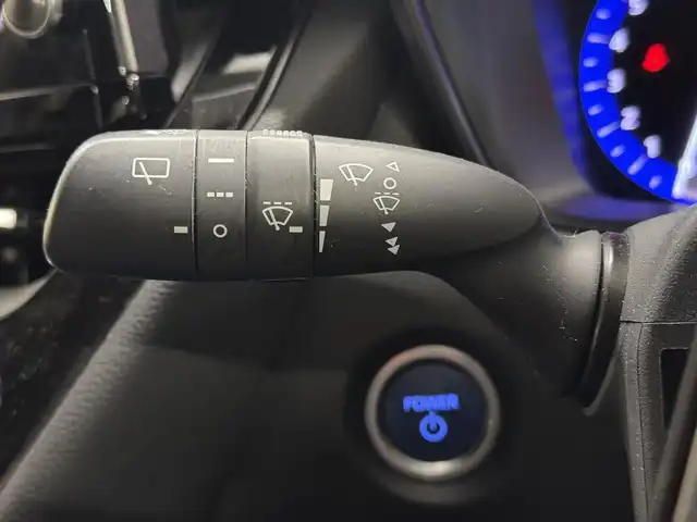 トヨタ カローラツーリング ハイブリッド ダブルバイビー 三重県 2020(令2)年 5.4万km プラチナホワイトパールマイカ ハイブリッド/FF/フロアCVT/【OP】純正 9インチ ディスプレイオーディオ/（AM/FM/USB/iPod/Bluetooth/Miracast/CarPlay/AndroidAuto）/バックカメラ/【DOP】プレミアムサウンド8chスピーカー＆ダブルツィーターシステム/ドライブレコーダー 前後/ビルトイン ETC/Toyota Safety Sense/●プリクラッシュセーフティ/●レーントレーシングアシスト/●レーダークルコン（全車速追従機能付）/●オートハイビーム/●ロードサインアシスト/・【OP】ブラインドスポットモニター＋リヤクロストラフィックアラート/・パーキングサポートブレーキ（静止物・後方接近車両*）/・先行車発進告知機能/など/装備/・【OP】ルーフレール（ダークグレーM塗装）/・【OP】ハーフレザーシート（合皮＋レザテック）/・【OP】アクセサリーコンセント（AC100V・1500W/コンセント2個、非常時給電システム付）/・【OP】おくだけ充電/・オートエアコン/・オートライト/・LED ヘッドランプ＋フロントフォグランプ/・電子パーキングブレーキ＆ブレーキホールド/・プッシュスタート/・スマートキーx2/など