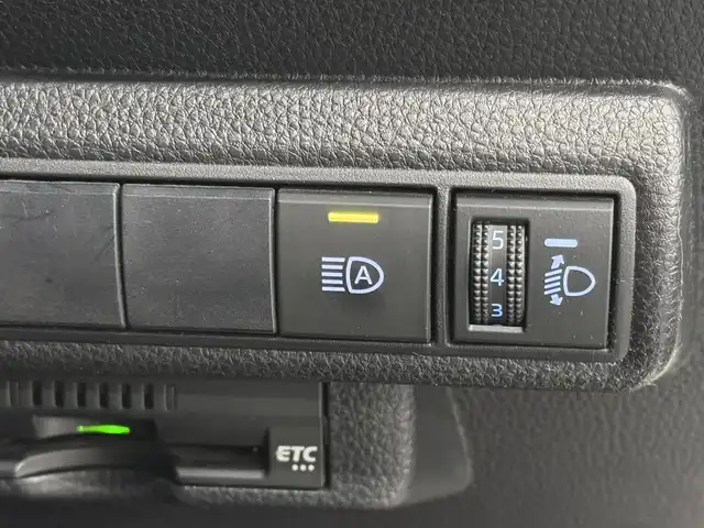 トヨタ カローラツーリング ハイブリッド ダブルバイビー 三重県 2020(令2)年 5.4万km プラチナホワイトパールマイカ ハイブリッド/FF/フロアCVT/【OP】純正 9インチ ディスプレイオーディオ/（AM/FM/USB/iPod/Bluetooth/Miracast/CarPlay/AndroidAuto）/バックカメラ/【DOP】プレミアムサウンド8chスピーカー＆ダブルツィーターシステム/ドライブレコーダー 前後/ビルトイン ETC/Toyota Safety Sense/●プリクラッシュセーフティ/●レーントレーシングアシスト/●レーダークルコン（全車速追従機能付）/●オートハイビーム/●ロードサインアシスト/・【OP】ブラインドスポットモニター＋リヤクロストラフィックアラート/・パーキングサポートブレーキ（静止物・後方接近車両*）/・先行車発進告知機能/など/装備/・【OP】ルーフレール（ダークグレーM塗装）/・【OP】ハーフレザーシート（合皮＋レザテック）/・【OP】アクセサリーコンセント（AC100V・1500W/コンセント2個、非常時給電システム付）/・【OP】おくだけ充電/・オートエアコン/・オートライト/・LED ヘッドランプ＋フロントフォグランプ/・電子パーキングブレーキ＆ブレーキホールド/・プッシュスタート/・スマートキーx2/など