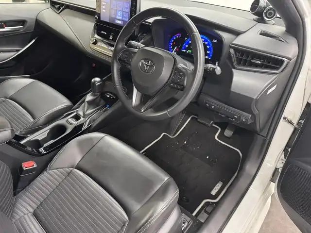 トヨタ カローラツーリング ハイブリッド ダブルバイビー 三重県 2020(令2)年 5.4万km プラチナホワイトパールマイカ ハイブリッド/FF/フロアCVT/【OP】純正 9インチ ディスプレイオーディオ/（AM/FM/USB/iPod/Bluetooth/Miracast/CarPlay/AndroidAuto）/バックカメラ/【DOP】プレミアムサウンド8chスピーカー＆ダブルツィーターシステム/ドライブレコーダー 前後/ビルトイン ETC/Toyota Safety Sense/●プリクラッシュセーフティ/●レーントレーシングアシスト/●レーダークルコン（全車速追従機能付）/●オートハイビーム/●ロードサインアシスト/・【OP】ブラインドスポットモニター＋リヤクロストラフィックアラート/・パーキングサポートブレーキ（静止物・後方接近車両*）/・先行車発進告知機能/など/装備/・【OP】ルーフレール（ダークグレーM塗装）/・【OP】ハーフレザーシート（合皮＋レザテック）/・【OP】アクセサリーコンセント（AC100V・1500W/コンセント2個、非常時給電システム付）/・【OP】おくだけ充電/・オートエアコン/・オートライト/・LED ヘッドランプ＋フロントフォグランプ/・電子パーキングブレーキ＆ブレーキホールド/・プッシュスタート/・スマートキーx2/など