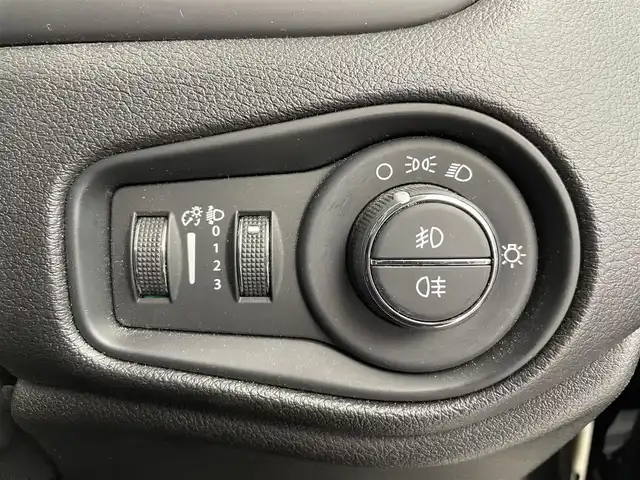 クライスラー・ジープ ジープ レネゲード ロンジチュード 富山県 2020(令2)年 4.8万km ガンＭ ワンオーナー/純正ディスプレイオーディオ(AM/FM/BT/USB/AUX)/バックカメラ/クルーズコントロール/レーンキープアシスト/衝突軽減ブレーキ/ブラインドスポットモニター/電動パーキングブレーキ/後方コーナーセンサー/ルーフレール/アイドリングストップ/横滑り防止装置/純正AW/純正フロアマット/ハロゲンヘッドライト/フォグランプ/プッシュスタート/スマートキー/スペアキー1本/取扱説明書/保証書