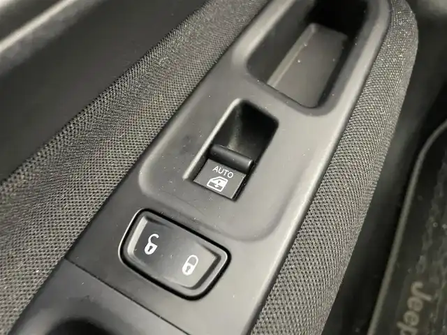 クライスラー・ジープ ジープ レネゲード ロンジチュード 富山県 2020(令2)年 4.8万km ガンＭ ワンオーナー/純正ディスプレイオーディオ(AM/FM/BT/USB/AUX)/バックカメラ/クルーズコントロール/レーンキープアシスト/衝突軽減ブレーキ/ブラインドスポットモニター/電動パーキングブレーキ/後方コーナーセンサー/ルーフレール/アイドリングストップ/横滑り防止装置/純正AW/純正フロアマット/ハロゲンヘッドライト/フォグランプ/プッシュスタート/スマートキー/スペアキー1本/取扱説明書/保証書