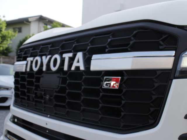 トヨタ ランドクルーザー AX 千葉県 2023(令5)年 0.1万km未満 ホワイトパールクリスタルシャイン ＧＲグリル/ＺＸルック/サンルーフ/純正１２．３型ナビ/AM/FM/Bluetooth/USB/Miracast/全方位カメラ/ブラインドスポットモニター(BSM)/レーダークルーズコントロール/衝突軽減ブレーキ/ＬＥＤヘッドライト/オートハイビーム/オートライト/AC100V電源/取扱説明書　/保証書