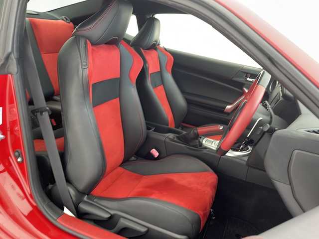 トヨタ ８６ GT リミテッド 沖縄県 2016(平28)年 2.2万km ピュアレッド 純正SDナビ（NSZT-W64）/　（CD/DVD/SD/Bluetooth/フルセグTV）/バックカメラ/ETC/クルーズコントロール/ハーフレザーシート/前席シートヒーター/HIDヘッドライト/オートライト/純正17インチAW/純正フロアマット/プッシュスタート/スマートキ―/取扱説明書