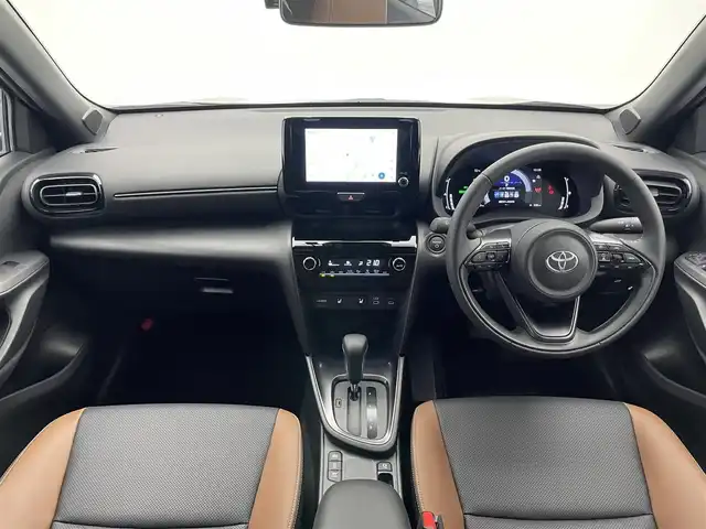 トヨタ ヤリスクロス ハイブリッド Z アドベンチャー 愛知県 2025(令7)年 0.2万km ブラックマイカ/ベージュ 2トーン 純正８型ＤＡナビ　全方位カメラ　禁煙車　フルセグＴＶ　電動リヤゲート　ステアリングヒーター　セーフティセンス　衝突軽減　追従クルコン　オートハイビーム　ＬＥＤライト　ＥＴＣ　純正ドラレコ　シートヒータ/ワンオーナー/純正メーカーナビ（TV/BT/AM/FM)/レーダークルーズコントロール/コーナーセンサー/パワーバックドア/パノラミックビューモニター/バックカメラ/フロントカメラ/サイドカメラ/パワーシート/シートヒーター/ステアリングヒーター/ルーフレール/ビルトインETC/ブレーキホールド/ドライブモード（ECO・ノーマル・Power）/LEDヘッドライト/オートハイビーム/オートライト/ウインカーミラー/純正アルミホイール/オートエアコン/プッシュスタートボタン/ドアバイザー/スマートキー/横滑り防止装置/盗難防止装置/衝突被害軽減システム