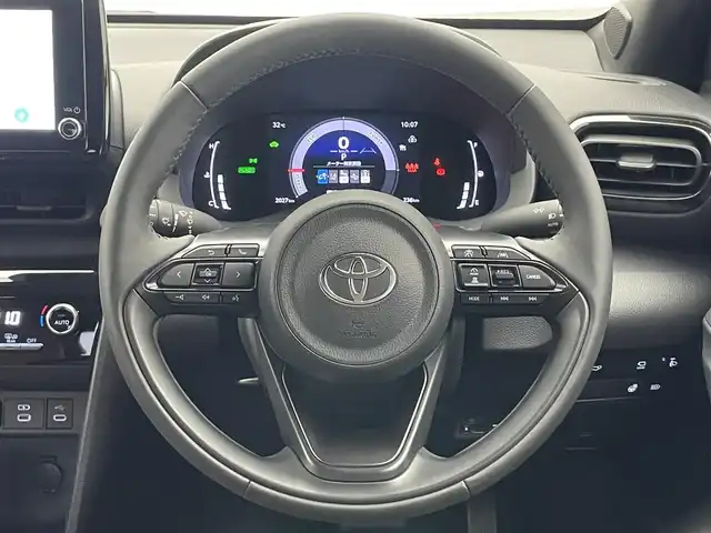 トヨタ ヤリスクロス ハイブリッド Z アドベンチャー 愛知県 2025(令7)年 0.2万km ブラックマイカ/ベージュ 2トーン 純正８型ＤＡナビ　全方位カメラ　禁煙車　フルセグＴＶ　電動リヤゲート　ステアリングヒーター　セーフティセンス　衝突軽減　追従クルコン　オートハイビーム　ＬＥＤライト　ＥＴＣ　純正ドラレコ　シートヒータ/ワンオーナー/純正メーカーナビ（TV/BT/AM/FM)/レーダークルーズコントロール/コーナーセンサー/パワーバックドア/パノラミックビューモニター/バックカメラ/フロントカメラ/サイドカメラ/パワーシート/シートヒーター/ステアリングヒーター/ルーフレール/ビルトインETC/ブレーキホールド/ドライブモード（ECO・ノーマル・Power）/LEDヘッドライト/オートハイビーム/オートライト/ウインカーミラー/純正アルミホイール/オートエアコン/プッシュスタートボタン/ドアバイザー/スマートキー/横滑り防止装置/盗難防止装置/衝突被害軽減システム