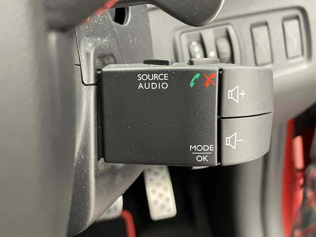 ルノー ルーテシア ルノー スポール シャシーカップ 福岡県 2014(平26)年 6.4万km 赤 社外ナビ/（BT/CD/DVD/フルセグ）/バックカメラ/ETC/パドルシフト/HIDヘッドライト/オートライト/プッシュスタート/スマートキー