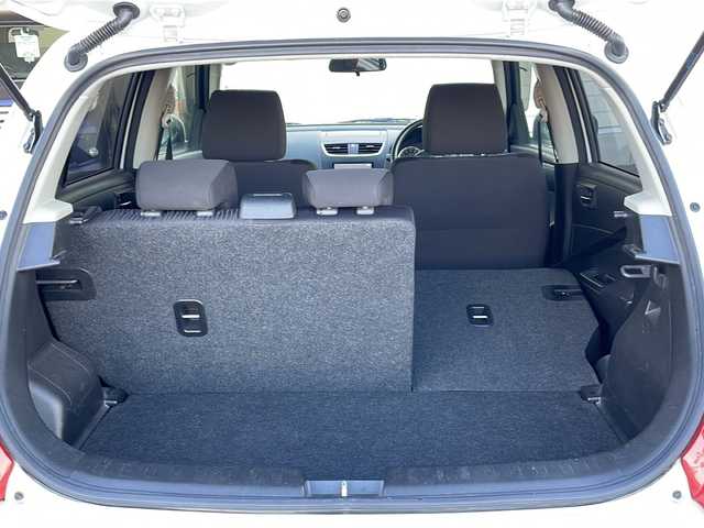 スズキ スイフト XG 富山県 2013(平25)年 5.9万km スノーホワイトパール 禁煙車/社外ＳＤナビ/バックカメラ/フルセグＴＶ/CD・DVD/純正フロアマット/ハロゲンヘッドライト/スマートキー/プッシュスタート/盗難防止装置/横滑り防止装置/電動格納ミラー/パワーウィンドウ