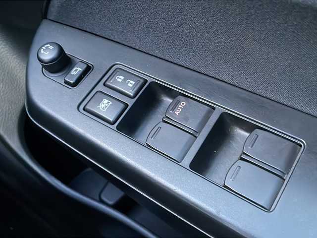 スズキ スイフト XG 富山県 2013(平25)年 5.9万km スノーホワイトパール 禁煙車/社外ＳＤナビ/バックカメラ/フルセグＴＶ/CD・DVD/純正フロアマット/ハロゲンヘッドライト/スマートキー/プッシュスタート/盗難防止装置/横滑り防止装置/電動格納ミラー/パワーウィンドウ