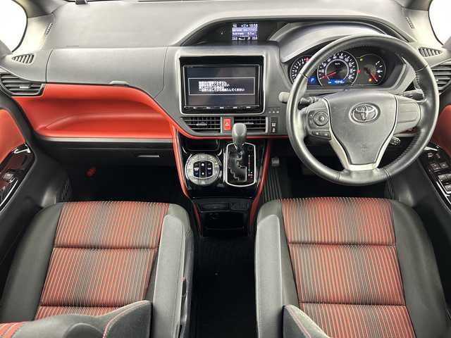 トヨタ ヴォクシー ZS 愛知県 2017(平29)年 4.6万km ブラック 禁煙車/純正9インチナビ/（CD/DVD/Bluetooth/フルセグTV）/バックカメラ/フリップダウンモニター/トヨタセーフティセンス/・プリクラッシュセーフティ/・オートマチックハイビーム/・レーンキープアシスト/クルーズコントロール/ETC/両側パワースライドドア/アイドリングストップ/純正16インチアルミホイール/スマートキー/スペアキー1本/プッシュスタート/LEDヘッドライト/フロントフォグランプ/純正フロアマット/電動格納ミラー/横滑り防止装置