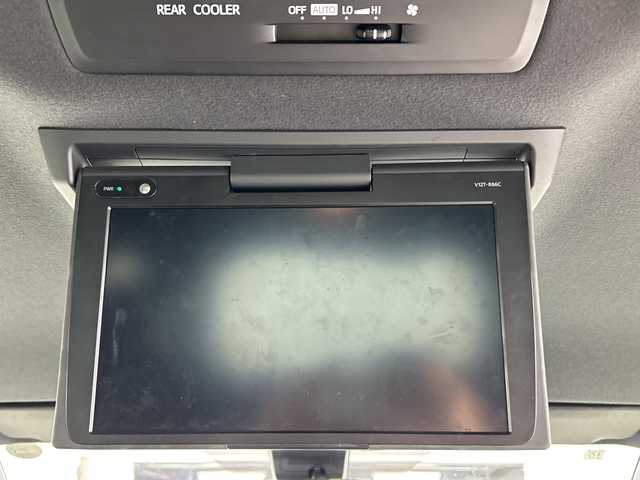 トヨタ ヴォクシー ZS 愛知県 2017(平29)年 4.6万km ブラック 禁煙車/純正9インチナビ/（CD/DVD/Bluetooth/フルセグTV）/バックカメラ/フリップダウンモニター/トヨタセーフティセンス/・プリクラッシュセーフティ/・オートマチックハイビーム/・レーンキープアシスト/クルーズコントロール/ETC/両側パワースライドドア/アイドリングストップ/純正16インチアルミホイール/スマートキー/スペアキー1本/プッシュスタート/LEDヘッドライト/フロントフォグランプ/純正フロアマット/電動格納ミラー/横滑り防止装置