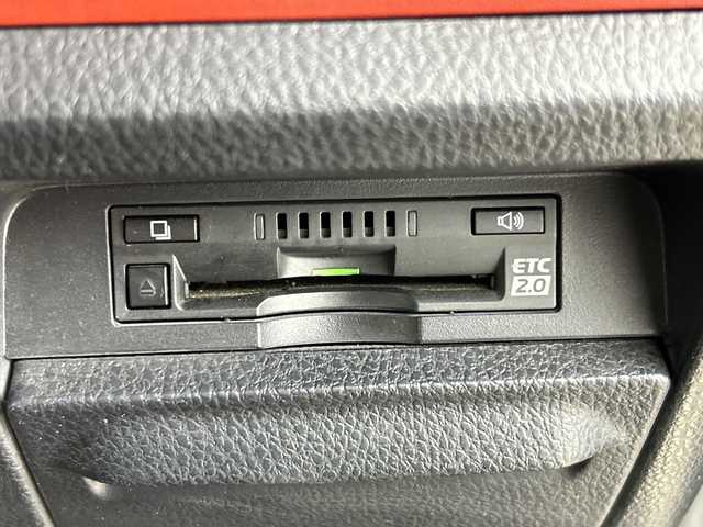 トヨタ ヴォクシー ZS 愛知県 2017(平29)年 4.6万km ブラック 禁煙車/純正9インチナビ/（CD/DVD/Bluetooth/フルセグTV）/バックカメラ/フリップダウンモニター/トヨタセーフティセンス/・プリクラッシュセーフティ/・オートマチックハイビーム/・レーンキープアシスト/クルーズコントロール/ETC/両側パワースライドドア/アイドリングストップ/純正16インチアルミホイール/スマートキー/スペアキー1本/プッシュスタート/LEDヘッドライト/フロントフォグランプ/純正フロアマット/電動格納ミラー/横滑り防止装置