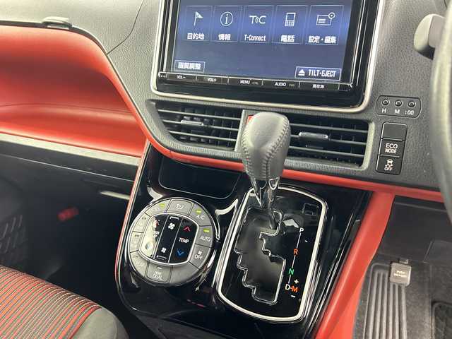 トヨタ ヴォクシー ZS 愛知県 2017(平29)年 4.6万km ブラック 禁煙車/純正9インチナビ/（CD/DVD/Bluetooth/フルセグTV）/バックカメラ/フリップダウンモニター/トヨタセーフティセンス/・プリクラッシュセーフティ/・オートマチックハイビーム/・レーンキープアシスト/クルーズコントロール/ETC/両側パワースライドドア/アイドリングストップ/純正16インチアルミホイール/スマートキー/スペアキー1本/プッシュスタート/LEDヘッドライト/フロントフォグランプ/純正フロアマット/電動格納ミラー/横滑り防止装置