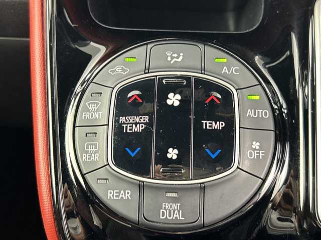 トヨタ ヴォクシー ZS 愛知県 2017(平29)年 4.6万km ブラック 禁煙車/純正9インチナビ/（CD/DVD/Bluetooth/フルセグTV）/バックカメラ/フリップダウンモニター/トヨタセーフティセンス/・プリクラッシュセーフティ/・オートマチックハイビーム/・レーンキープアシスト/クルーズコントロール/ETC/両側パワースライドドア/アイドリングストップ/純正16インチアルミホイール/スマートキー/スペアキー1本/プッシュスタート/LEDヘッドライト/フロントフォグランプ/純正フロアマット/電動格納ミラー/横滑り防止装置