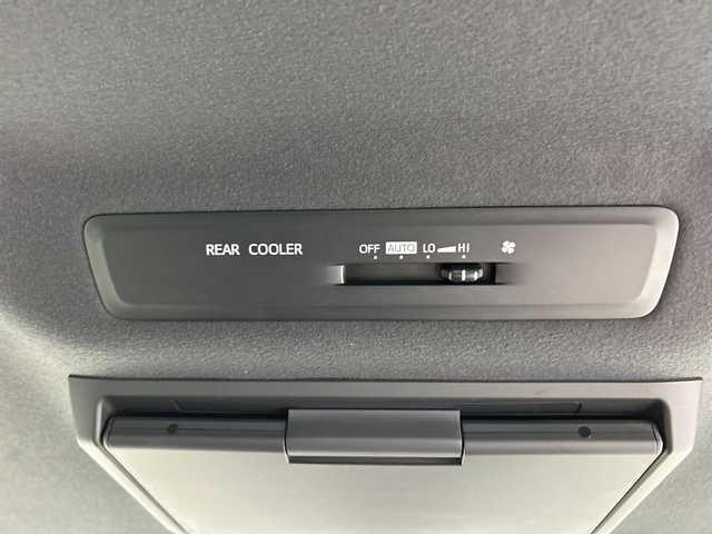 トヨタ ヴォクシー ZS 愛知県 2017(平29)年 4.6万km ブラック 禁煙車/純正9インチナビ/（CD/DVD/Bluetooth/フルセグTV）/バックカメラ/フリップダウンモニター/トヨタセーフティセンス/・プリクラッシュセーフティ/・オートマチックハイビーム/・レーンキープアシスト/クルーズコントロール/ETC/両側パワースライドドア/アイドリングストップ/純正16インチアルミホイール/スマートキー/スペアキー1本/プッシュスタート/LEDヘッドライト/フロントフォグランプ/純正フロアマット/電動格納ミラー/横滑り防止装置