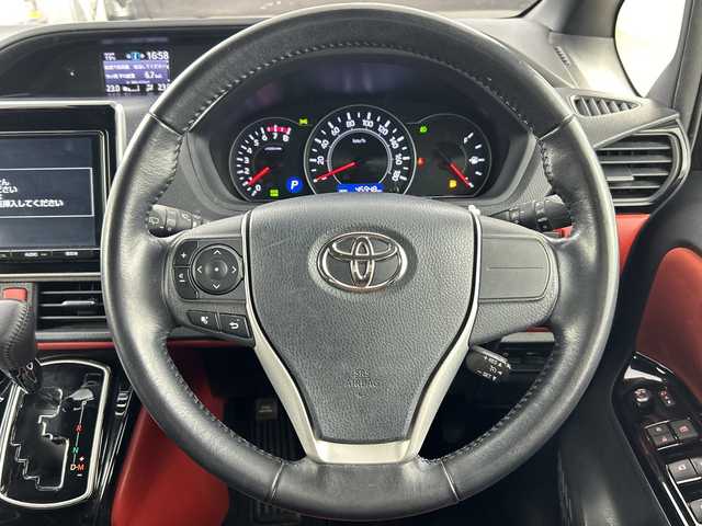 トヨタ ヴォクシー ZS 愛知県 2017(平29)年 4.6万km ブラック 禁煙車/純正9インチナビ/（CD/DVD/Bluetooth/フルセグTV）/バックカメラ/フリップダウンモニター/トヨタセーフティセンス/・プリクラッシュセーフティ/・オートマチックハイビーム/・レーンキープアシスト/クルーズコントロール/ETC/両側パワースライドドア/アイドリングストップ/純正16インチアルミホイール/スマートキー/スペアキー1本/プッシュスタート/LEDヘッドライト/フロントフォグランプ/純正フロアマット/電動格納ミラー/横滑り防止装置