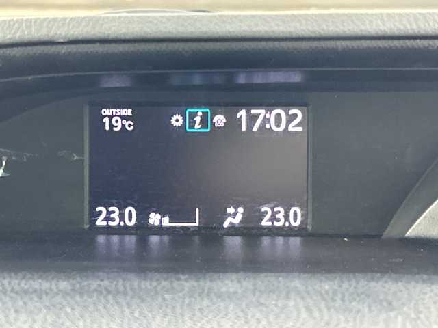 トヨタ ヴォクシー ZS 愛知県 2017(平29)年 4.6万km ブラック 禁煙車/純正9インチナビ/（CD/DVD/Bluetooth/フルセグTV）/バックカメラ/フリップダウンモニター/トヨタセーフティセンス/・プリクラッシュセーフティ/・オートマチックハイビーム/・レーンキープアシスト/クルーズコントロール/ETC/両側パワースライドドア/アイドリングストップ/純正16インチアルミホイール/スマートキー/スペアキー1本/プッシュスタート/LEDヘッドライト/フロントフォグランプ/純正フロアマット/電動格納ミラー/横滑り防止装置