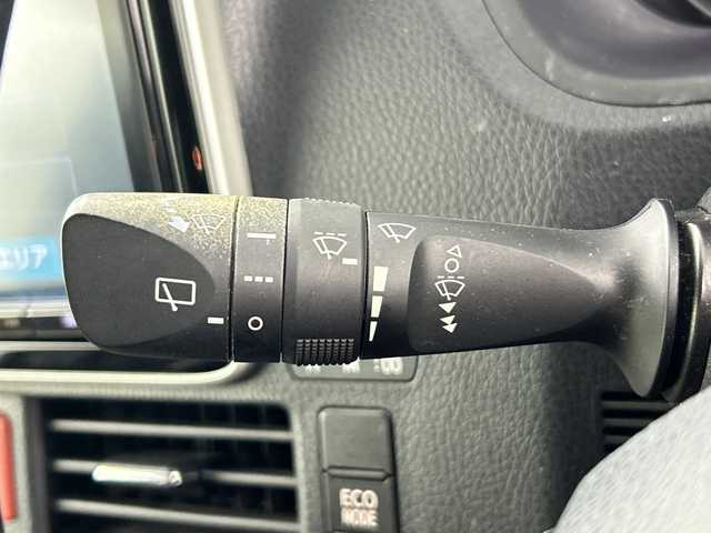 トヨタ ヴォクシー ZS 愛知県 2017(平29)年 4.6万km ブラック 禁煙車/純正9インチナビ/（CD/DVD/Bluetooth/フルセグTV）/バックカメラ/フリップダウンモニター/トヨタセーフティセンス/・プリクラッシュセーフティ/・オートマチックハイビーム/・レーンキープアシスト/クルーズコントロール/ETC/両側パワースライドドア/アイドリングストップ/純正16インチアルミホイール/スマートキー/スペアキー1本/プッシュスタート/LEDヘッドライト/フロントフォグランプ/純正フロアマット/電動格納ミラー/横滑り防止装置