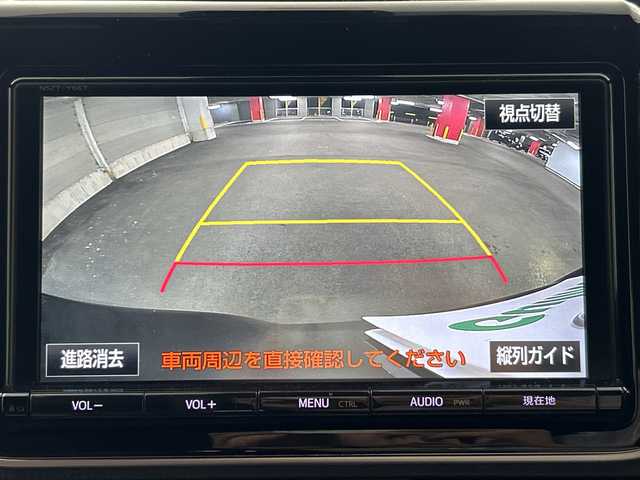 トヨタ ヴォクシー ZS 愛知県 2017(平29)年 4.6万km ブラック 禁煙車/純正9インチナビ/（CD/DVD/Bluetooth/フルセグTV）/バックカメラ/フリップダウンモニター/トヨタセーフティセンス/・プリクラッシュセーフティ/・オートマチックハイビーム/・レーンキープアシスト/クルーズコントロール/ETC/両側パワースライドドア/アイドリングストップ/純正16インチアルミホイール/スマートキー/スペアキー1本/プッシュスタート/LEDヘッドライト/フロントフォグランプ/純正フロアマット/電動格納ミラー/横滑り防止装置