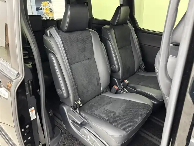 トヨタ ヴォクシー ハイブリッド ZS 煌Ⅲ 福岡県 2021(令3)年 5.6万km ブラック 純正１０インチナビ／フルセグＴＶ／ＢＴ　/両側パワースライドドア　/ＥＴＣ　/ドライブレコーダー　/バックカメラ　/クルーズコントロール　/衝突被害軽減システム　/レーンキープ　/コーナーセンサー　/シートヒーター