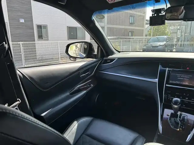 トヨタ ハリアー プレミアム 兵庫県 2015(平27)年 13.1万km ブラック 純正メモリーナビ(NSZN-W64T)/フルセグTV/CD/DVD/Bluetooth/FM/AM/バックカメラ/ビルトインETC/前後ドライブレコーダー(ZDR-015)/レーンディパーチャーアラート/オートマチックハイビーム/クルーズコントロール/ステアリングスイッチ/パワーバックドア/ハーフレザーシート/LEDヘッドライト/フォグランプ/オートライト/電格ミラー/MTモード付きAT/D席パワーシート/プッシュスタート/アイドリングストップ/横滑り防止装置/純正フロアマット/スペアキー1本/新車時保証書/取扱説明書