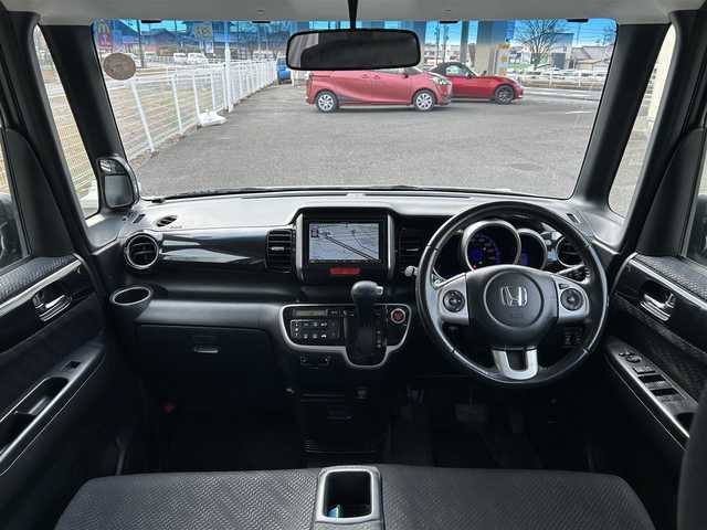 ホンダ Ｎ ＢＯＸ カスタム G ターボパッケージ 愛知県 2013(平25)年 8万km ポリッシュドメタルメタリック 【(株)IDOMが運営する【じしゃロン名古屋鳴海店】の自社ローン対象車両になります。こちらは現金ご利用時の価格です。自社ローンご希望の方は別途その旨お申付け下さい。】/ワンオーナー/社外ナビ/（ＦＭ／ＡＭ／ＣＤ／ＤＶＤ／フルセグＴＶ）/バックカメラ/禁煙車/両側パワースライドドア/クルーズコントロール/パドルシフト/盗難防止装置/ベンチシート/純正フロアマット/AUTOライト/フォグランプ/横滑り防止装置/プッシュスタート/12V180W/ドアバイザー