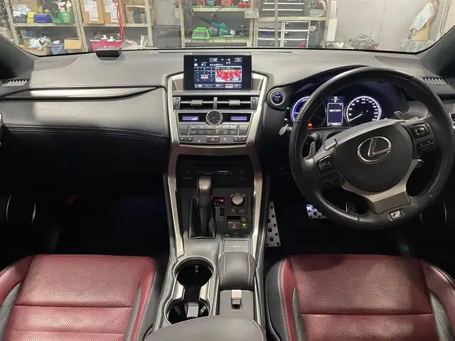 レクサス ＮＸ 300h Fスポーツ 島根県 2015(平27)年 10.4万km ソニックチタニウム 純正メーカーナビ　/フルセグＴＶ　/ＤＶＤ再生　/Ｂｌｕｅｔｏｏｔｈ　/黒／赤コンビ革シート　/レーダークルコン　/前席パワーシート／ヒーター　/前後ドラレコ　/ビルトインＥＴＣ　/電子パーキングブレーキ　/オートブレーキホールド/ＬＥＤヘッドライト/保証書・取扱説明書/スペアキー2本(カードキー含む)/純正18インチAW+サマータイヤ4本セット積込み/ (225/60R18 7分山)