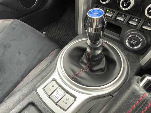 スバル ＢＲＺ S 茨城県 2019(平31)年 5.2万km クリスタルホワイトP ７インチＫＥＮＷＯＯＤ製純正メモリーナビ/フルセグＴＶ/ＥＴＣ/前方ドライブレコーダー/クルーズコントロール/ＡＢＳ/盗難防止装置/オートライト/ＬＥＤヘッドライト/６速ＭＴ/社外シフトノブ