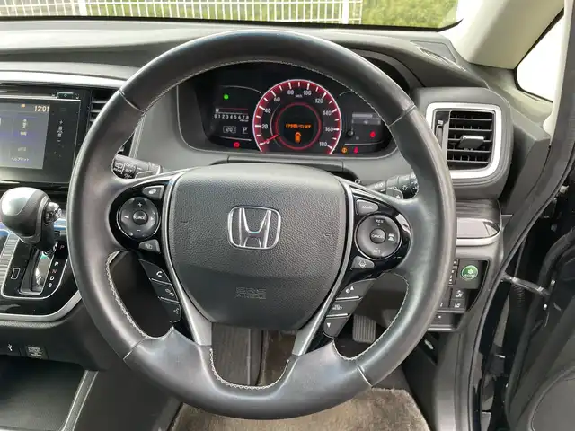 ホンダ オデッセイ アブソルート 福島県 2015(平27)年 12.1万km プレミアムヴィーナスブラックP (株)IDOMが運営する【じしゃロン福島店】の自社ローン専用車両になります。こちらは現金またはオートローンご利用時の価格です。自社ローンご希望の方は別途その旨お申付け下さい/純正ナビ/フルセグテレビ/バックカメラ/ホンダセンシング/レーダークルーズコントロール/レーンキープアシスタント/純正１１インチフリップダウンモニター/ビルトインＥＴＣ/革巻ステアリング/パドルシフト/両側パワースライドドア