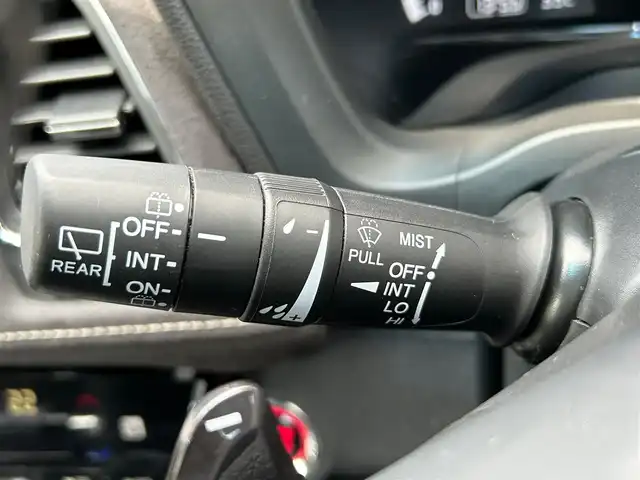 ホンダ ヴェゼル RS ホンダセンシング 熊本県 2020(令2)年 5.6万km プラチナホワイトパール ワンオーナー/ホンダセンシング/純正ナビ/（CD・DVD・フルセグTV・BTオーディオ・SD）/バックカメラ/ビルトインETC/純正18インチAW/レーダークルーズ/パドルシフト/ハーフレザーシート/前席シートヒーター/LEDヘッドライト/オートライト/LEDフォグライト/横滑り防止装置/ウィンカーミラー/純正フロアマット/純正ドアバイザー/新車保証書/取扱説明書/スマートスペアキー×1本