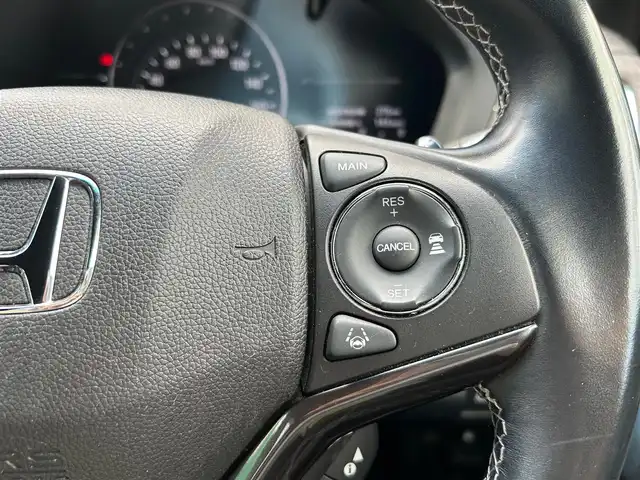 ホンダ ヴェゼル RS ホンダセンシング 熊本県 2020(令2)年 5.6万km プラチナホワイトパール ワンオーナー/ホンダセンシング/純正ナビ/（CD・DVD・フルセグTV・BTオーディオ・SD）/バックカメラ/ビルトインETC/純正18インチAW/レーダークルーズ/パドルシフト/ハーフレザーシート/前席シートヒーター/LEDヘッドライト/オートライト/LEDフォグライト/横滑り防止装置/ウィンカーミラー/純正フロアマット/純正ドアバイザー/新車保証書/取扱説明書/スマートスペアキー×1本