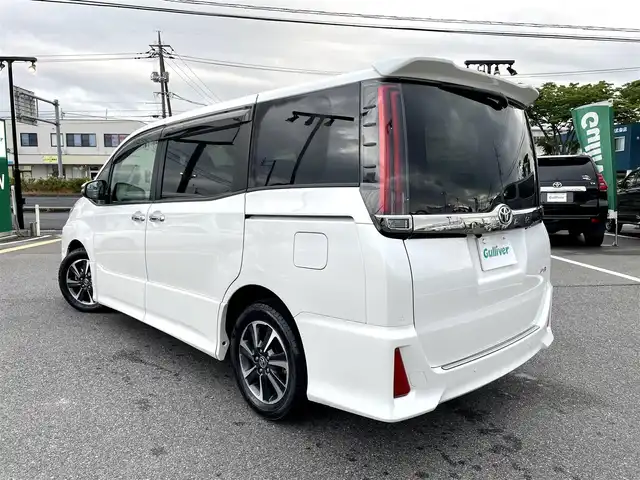 トヨタ ノア Si ダブルバイビーⅢ 鳥取県 2021(令3)年 4.5万km ホワイトパールクリスタルシャイン 純正１０型ナビ／ＴＶ／ＤＶＤ／ＣＤ／ＢＴ/バックカメラ/ビルトインＥＴＣ/ドライブレコーダー/純正12.1型フリップダウンモニター/トヨタセーフティセンス/クルーズコントロール/レーンキープアシスト/両側パワースライド/ＬＥＤヘットライト/フォグライト/プッシュエンジンスタート/ハーフレザーシート/純正16インチアルミホイール/オートライト/フロアマット・バイザー