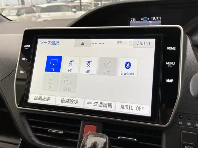 トヨタ ノア Si ダブルバイビーⅢ 鳥取県 2021(令3)年 4.5万km ホワイトパールクリスタルシャイン 純正１０型ナビ／ＴＶ／ＤＶＤ／ＣＤ／ＢＴ/バックカメラ/ビルトインＥＴＣ/ドライブレコーダー/純正12.1型フリップダウンモニター/トヨタセーフティセンス/クルーズコントロール/レーンキープアシスト/両側パワースライド/ＬＥＤヘットライト/フォグライト/プッシュエンジンスタート/ハーフレザーシート/純正16インチアルミホイール/オートライト/フロアマット・バイザー