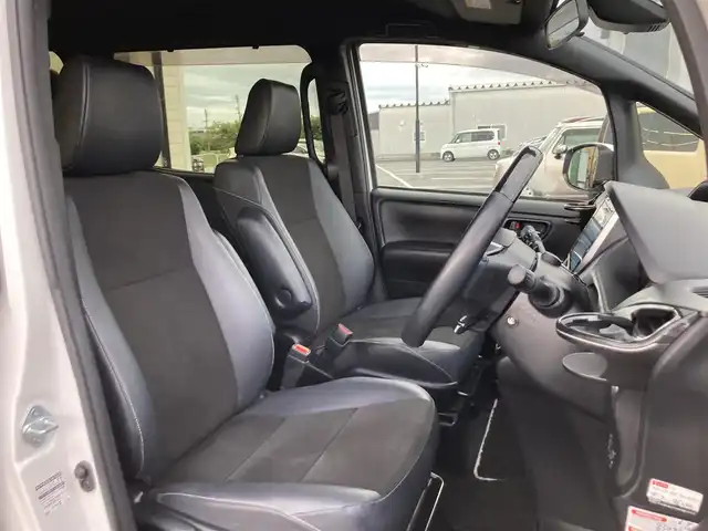 トヨタ ノア Si ダブルバイビーⅢ 鳥取県 2021(令3)年 4.5万km ホワイトパールクリスタルシャイン 純正１０型ナビ／ＴＶ／ＤＶＤ／ＣＤ／ＢＴ/バックカメラ/ビルトインＥＴＣ/ドライブレコーダー/純正12.1型フリップダウンモニター/トヨタセーフティセンス/クルーズコントロール/レーンキープアシスト/両側パワースライド/ＬＥＤヘットライト/フォグライト/プッシュエンジンスタート/ハーフレザーシート/純正16インチアルミホイール/オートライト/フロアマット・バイザー