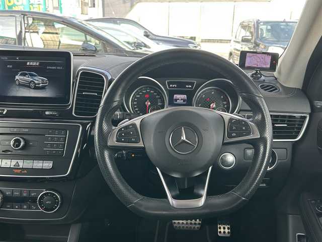 メルセデス・ベンツ ＧＬＥ３５０ｄ 京都府 2016(平28)年 8.1万km オブシディアンブラック  純正ナビ/　・フルセグTV/　・BTオーディオ/　・CD/DVD/　・全方位カメラ/ MOPサンルーフ/ 衝突軽減ブレーキ/ ステアリングアシスト/ レーンキープアシスト/ BSM/ ヒルディセントアシスト/ レザーシート/ 前席メモリ付きパワーシート/ シートヒーター/ ハーマンカードンサウンドシステム/ パークトロニック/ ルーフレール/ サイドステップ/ 純正フロアマット/ ドライブレコーダー/ 社外21インチアルミホイール/ LEDヘッドライト
