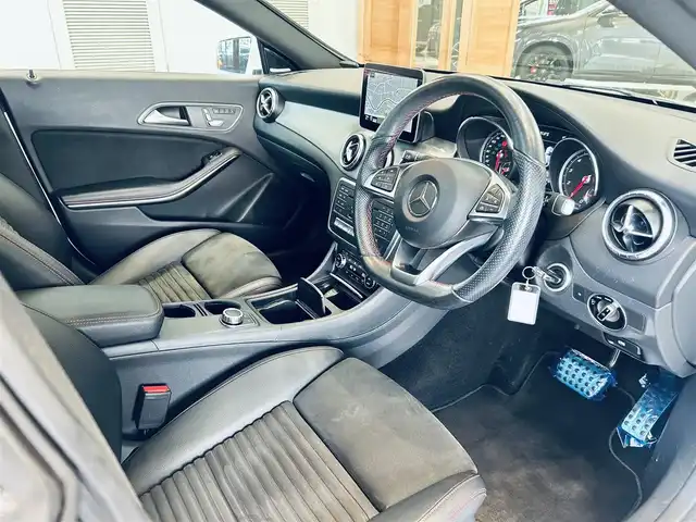 メルセデス・ベンツ ＣＬＡ１８０ AMG スタイル 大阪府 2018(平30)年 2.2万km ポーラホワイト AMGプレミアムP/レーダーセーフティP/サンルーフ/ハーマンカードン/ハーフレザー/メモリ付きパワーシート/シートヒーター/純正ナビ/TV/バックカメラ/applecarplay/ACC/ブラインドスポット/純正18インチAW/LEDヘッドライト/クリアランスソナー