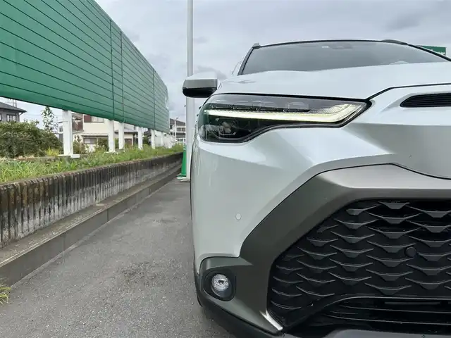 トヨタ カローラ クロス ハイブリッド Z 茨城県 2021(令3)年 2.8万km プラチナホワイトパールマイカ 純正7インチディスプレイオーディオ（AM/FM/Bluetooth接続/フルセグTV/Miracast/USB）/全周囲カメラ/ステアリングヒーター/ブラインドスポットモニター/ウインドシールドデアイサー/サンルーフ/純正2.0ETC/スマートキー/前方ドライブレコーダー/前席パワーシート/前席シートヒーター/クルーズコントロール/100V充電/電動リアゲート/純正フロアマット/オートマチックハイビーム/レーンキープアシスト/コーナーセンサー/衝突被害軽減システム/横滑り防止装置