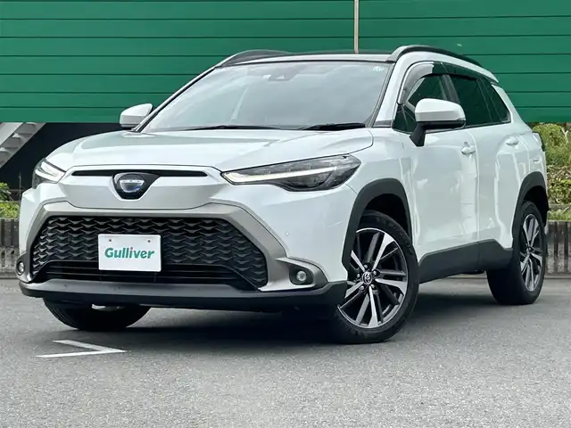 トヨタ カローラ クロス ハイブリッド Z 茨城県 2021(令3)年 2.8万km プラチナホワイトパールマイカ 純正7インチディスプレイオーディオ（AM/FM/Bluetooth接続/フルセグTV/Miracast/USB）/全周囲カメラ/ステアリングヒーター/ブラインドスポットモニター/ウインドシールドデアイサー/サンルーフ/純正2.0ETC/スマートキー/前方ドライブレコーダー/前席パワーシート/前席シートヒーター/クルーズコントロール/100V充電/電動リアゲート/純正フロアマット/オートマチックハイビーム/レーンキープアシスト/コーナーセンサー/衝突被害軽減システム/横滑り防止装置
