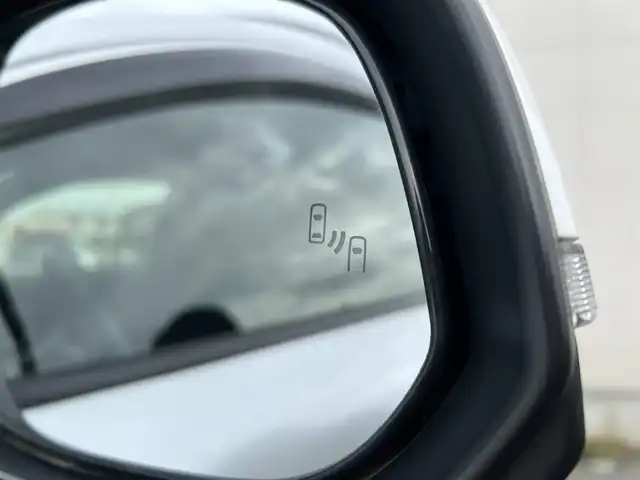 トヨタ カローラ クロス ハイブリッド Z 茨城県 2021(令3)年 2.8万km プラチナホワイトパールマイカ 純正7インチディスプレイオーディオ（AM/FM/Bluetooth接続/フルセグTV/Miracast/USB）/全周囲カメラ/ステアリングヒーター/ブラインドスポットモニター/ウインドシールドデアイサー/サンルーフ/純正2.0ETC/スマートキー/前方ドライブレコーダー/前席パワーシート/前席シートヒーター/クルーズコントロール/100V充電/電動リアゲート/純正フロアマット/オートマチックハイビーム/レーンキープアシスト/コーナーセンサー/衝突被害軽減システム/横滑り防止装置