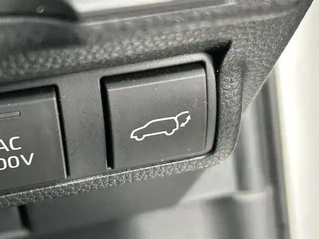 トヨタ カローラ クロス ハイブリッド Z 茨城県 2021(令3)年 2.8万km プラチナホワイトパールマイカ 純正7インチディスプレイオーディオ（AM/FM/Bluetooth接続/フルセグTV/Miracast/USB）/全周囲カメラ/ステアリングヒーター/ブラインドスポットモニター/ウインドシールドデアイサー/サンルーフ/純正2.0ETC/スマートキー/前方ドライブレコーダー/前席パワーシート/前席シートヒーター/クルーズコントロール/100V充電/電動リアゲート/純正フロアマット/オートマチックハイビーム/レーンキープアシスト/コーナーセンサー/衝突被害軽減システム/横滑り防止装置