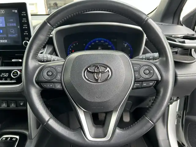 トヨタ カローラ クロス ハイブリッド Z 茨城県 2021(令3)年 2.8万km プラチナホワイトパールマイカ 純正7インチディスプレイオーディオ（AM/FM/Bluetooth接続/フルセグTV/Miracast/USB）/全周囲カメラ/ステアリングヒーター/ブラインドスポットモニター/ウインドシールドデアイサー/サンルーフ/純正2.0ETC/スマートキー/前方ドライブレコーダー/前席パワーシート/前席シートヒーター/クルーズコントロール/100V充電/電動リアゲート/純正フロアマット/オートマチックハイビーム/レーンキープアシスト/コーナーセンサー/衝突被害軽減システム/横滑り防止装置