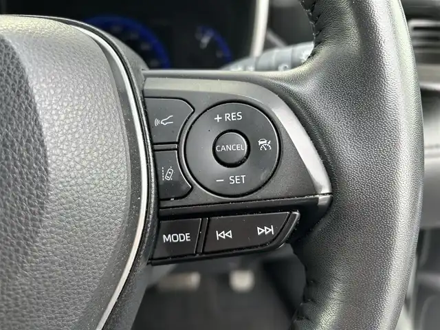 トヨタ カローラ クロス ハイブリッド Z 茨城県 2021(令3)年 2.8万km プラチナホワイトパールマイカ 純正7インチディスプレイオーディオ（AM/FM/Bluetooth接続/フルセグTV/Miracast/USB）/全周囲カメラ/ステアリングヒーター/ブラインドスポットモニター/ウインドシールドデアイサー/サンルーフ/純正2.0ETC/スマートキー/前方ドライブレコーダー/前席パワーシート/前席シートヒーター/クルーズコントロール/100V充電/電動リアゲート/純正フロアマット/オートマチックハイビーム/レーンキープアシスト/コーナーセンサー/衝突被害軽減システム/横滑り防止装置